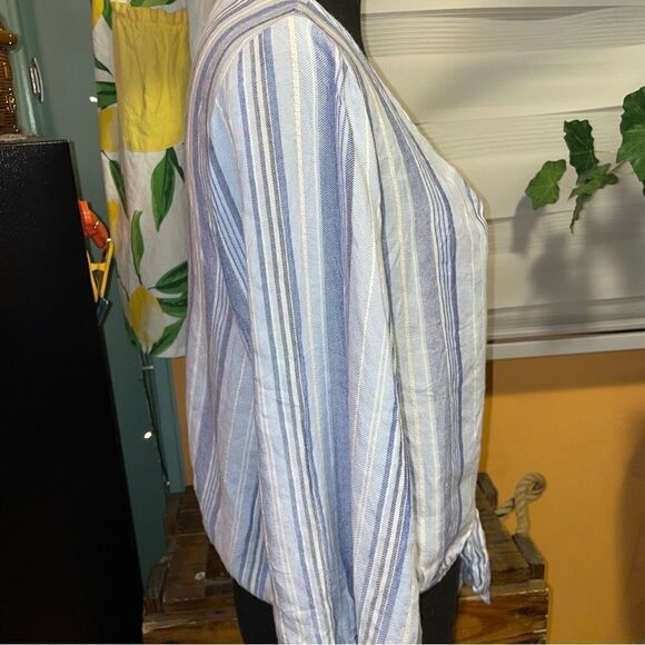 AMERICAN Eagle Outfitters lightweight gauze feel v neck crop with tie - Picture 2 of 10